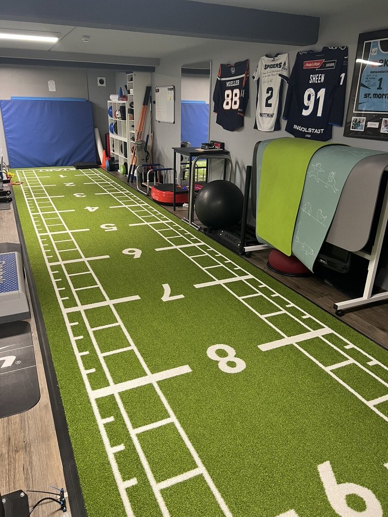 Sprintbahn mit signierten Trikots im Therapiezentrum Mailing